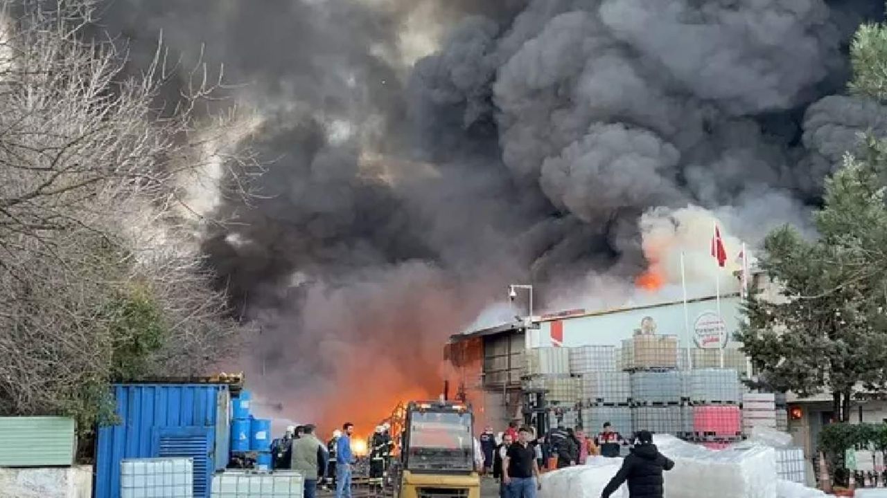 Kocaeli'de korkutan fabrika yangını: Gözyaşları sel oldu